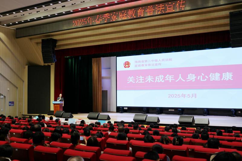 1.刘霞上法治课。（黄琼 摄）.jpg