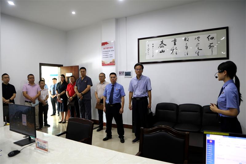 受邀嘉宾参观12309检察服务中心.jpg