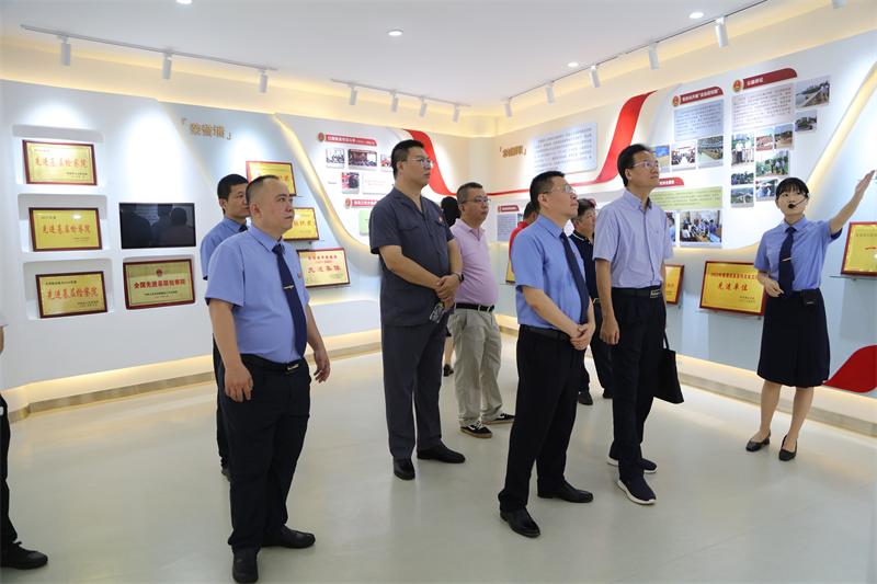 受邀嘉宾参观院史馆.jpg