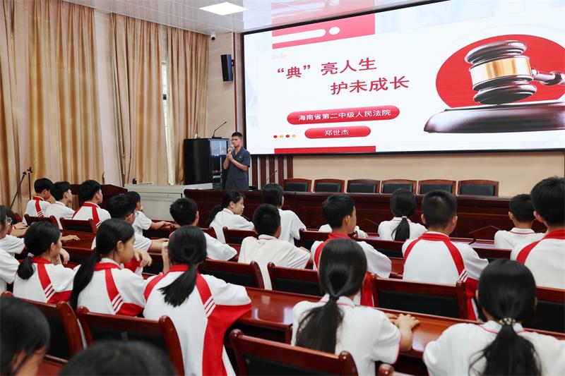 3.郑世杰为学生上法治课。（黄琼 摄）.jpg
