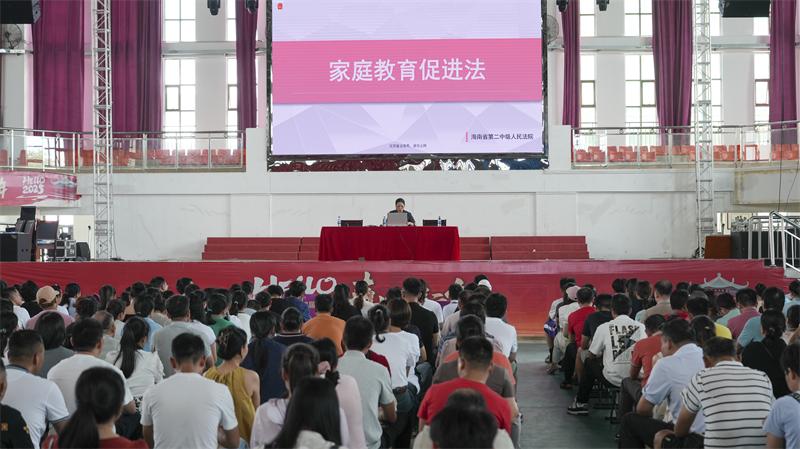 4.许杏花为家长做讲座。（余炫晓 摄）.jpg