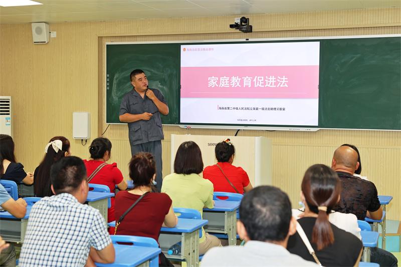 5.买歌豪为家长上法治直播课。（赵赛）.jpg