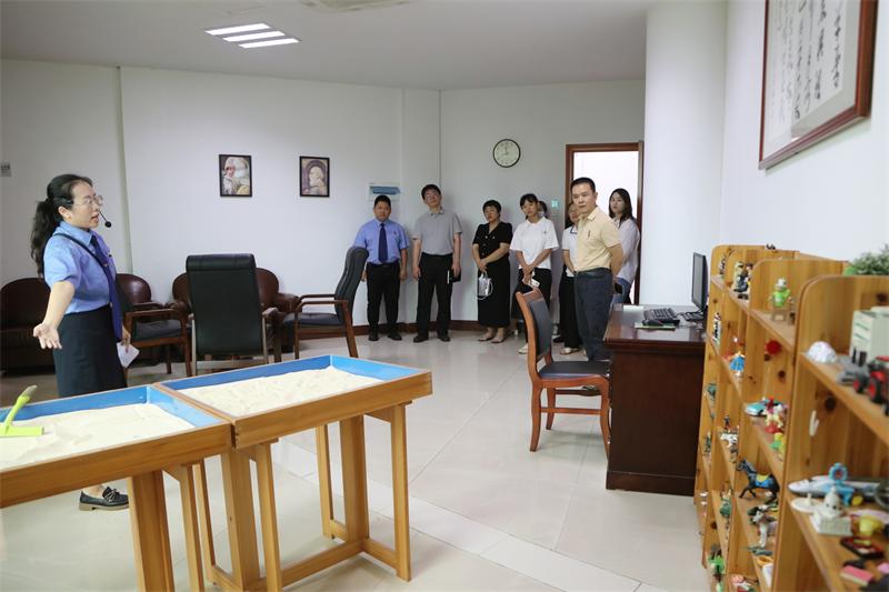 受邀代表参观未检工作区.jpg