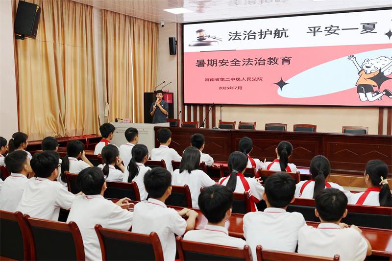 2.郑世杰上法治课。（黄琼 摄）.jpg
