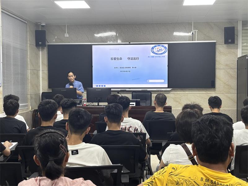 我院未成年人检察部干警李小丽讲授法治教育课.jpg