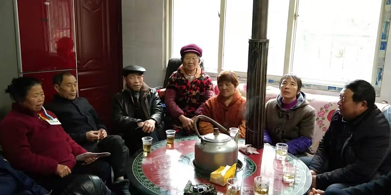 张必斗（右一）在两河口秀水塘老年之家开会.jpg