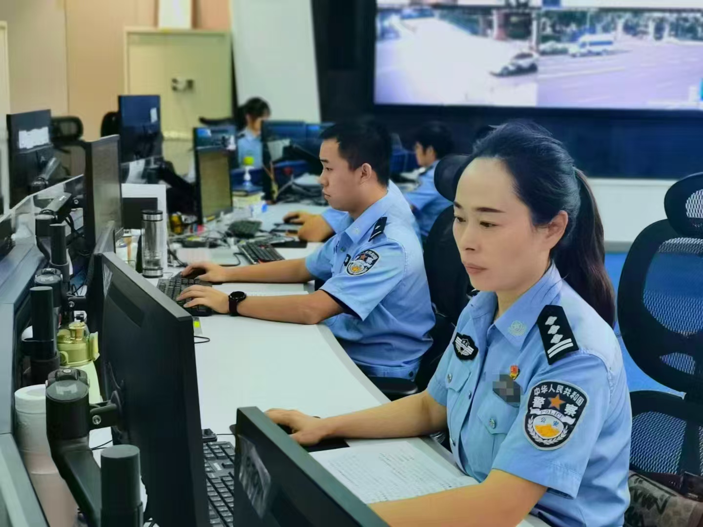 吴发敏正在“情指行”一体化合成作战中心值班。.jpg