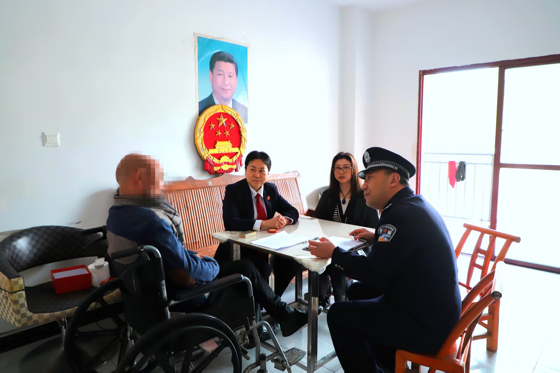 贾鹏程（左二）正在了解案情、协助调解。.jpg