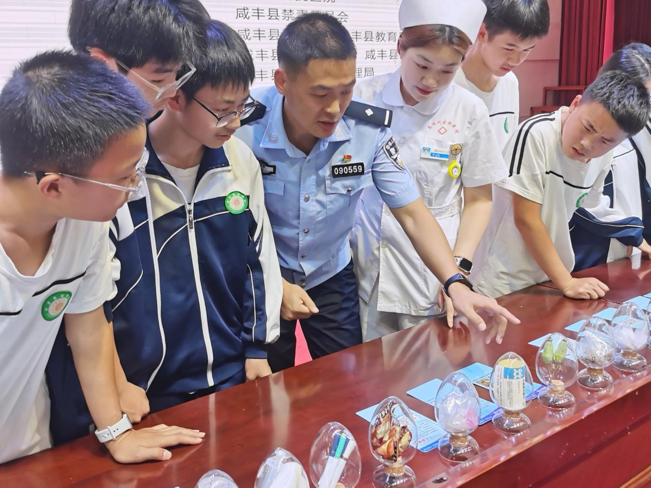 戒毒所民警带领青少年认识新型毒品.png