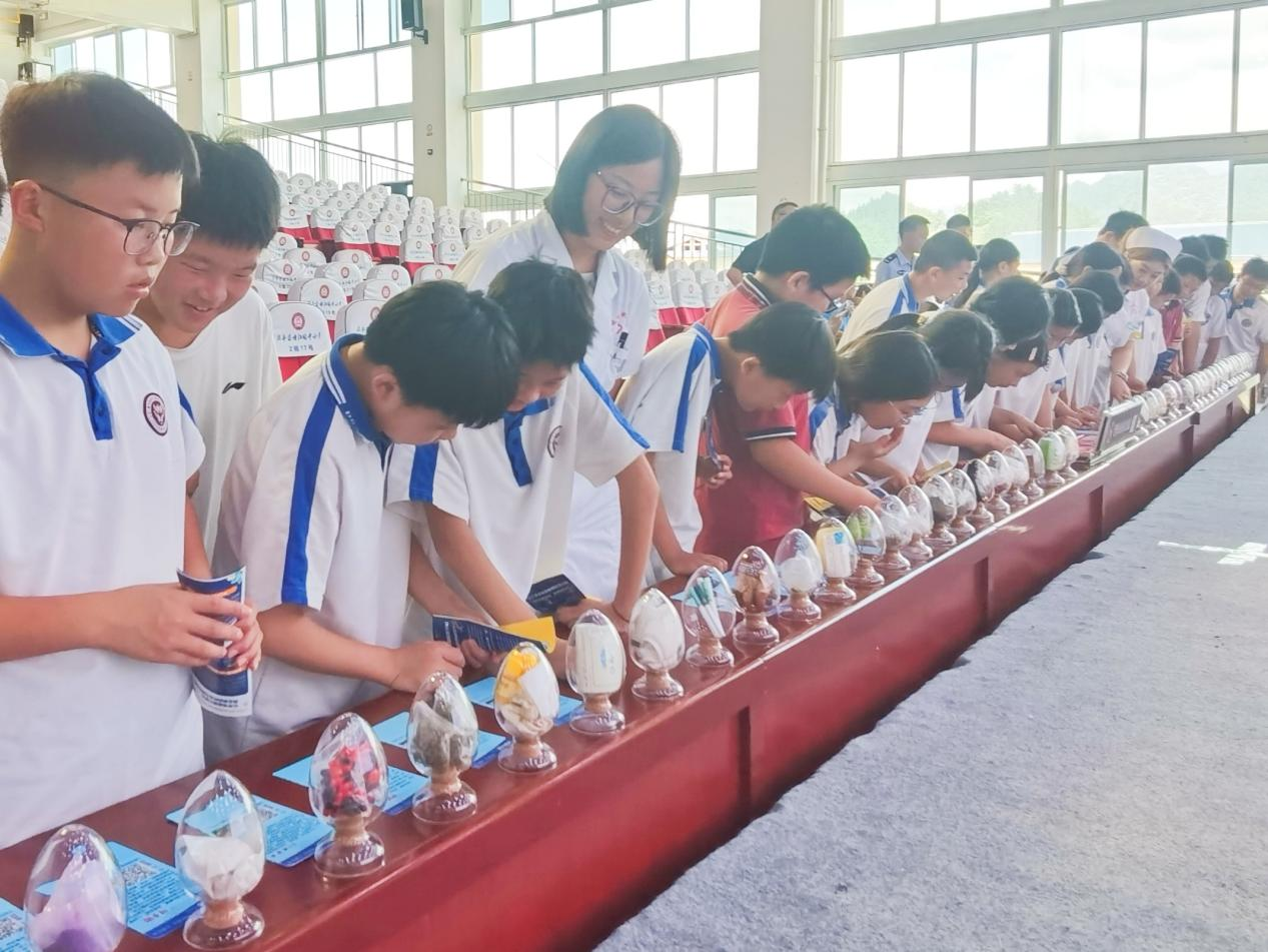 学生们有序观察了近30种毒品仿真模型.png