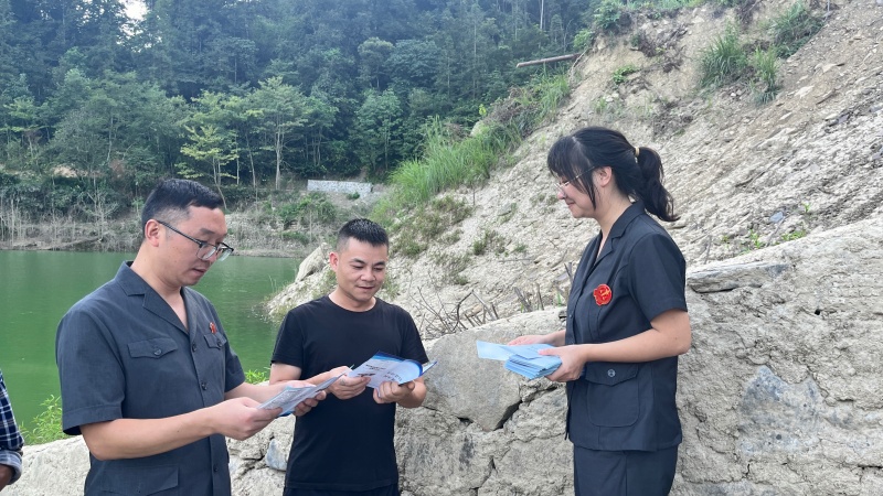 向河岸群众发放宣传手册.JPG