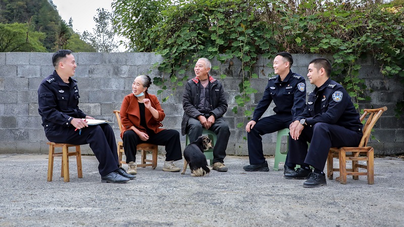 洪警到家.jpg