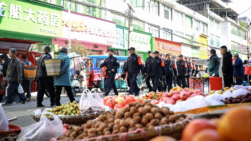 赶集日街面巡逻.jpg