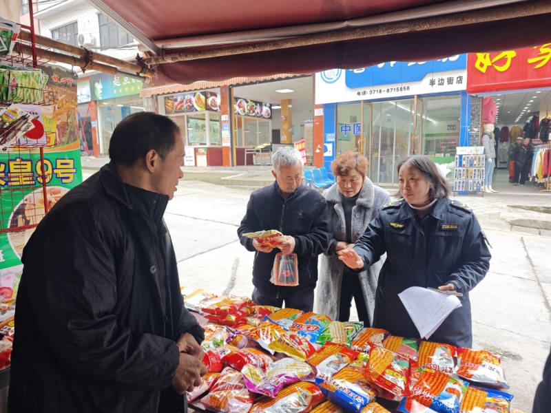 白杨坪集镇农资店内专班人员对种子进行检查（通讯员 何莉 摄）.jpg
