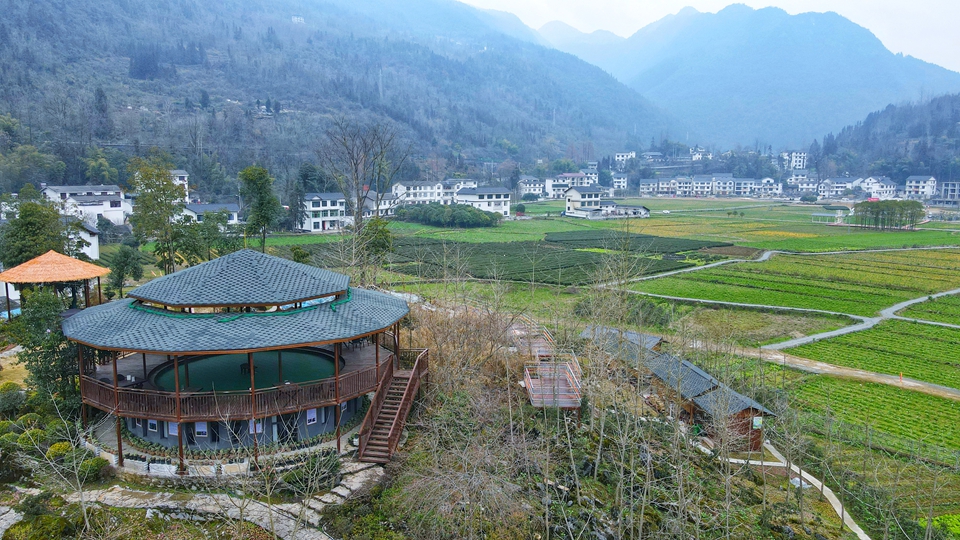 “共富花园”点缀在塘里堂外间。（通讯员 谭华 摄）.jpg