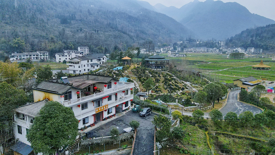 “共富花园”旁的陈华农家乐。（通讯员 谭华 摄）.jpg