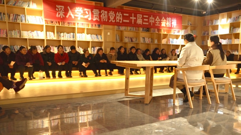 南坪乡在文化礼堂给妇女同胞普及法律知识.jpg