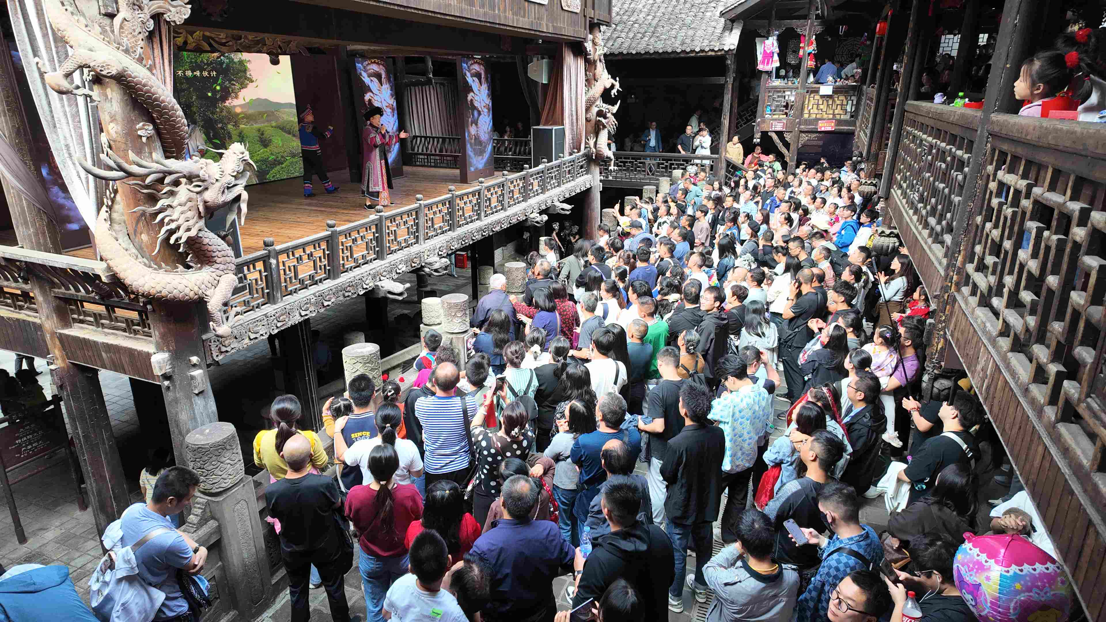 土司城景区游客在九进堂内观看文艺演出.jpg
