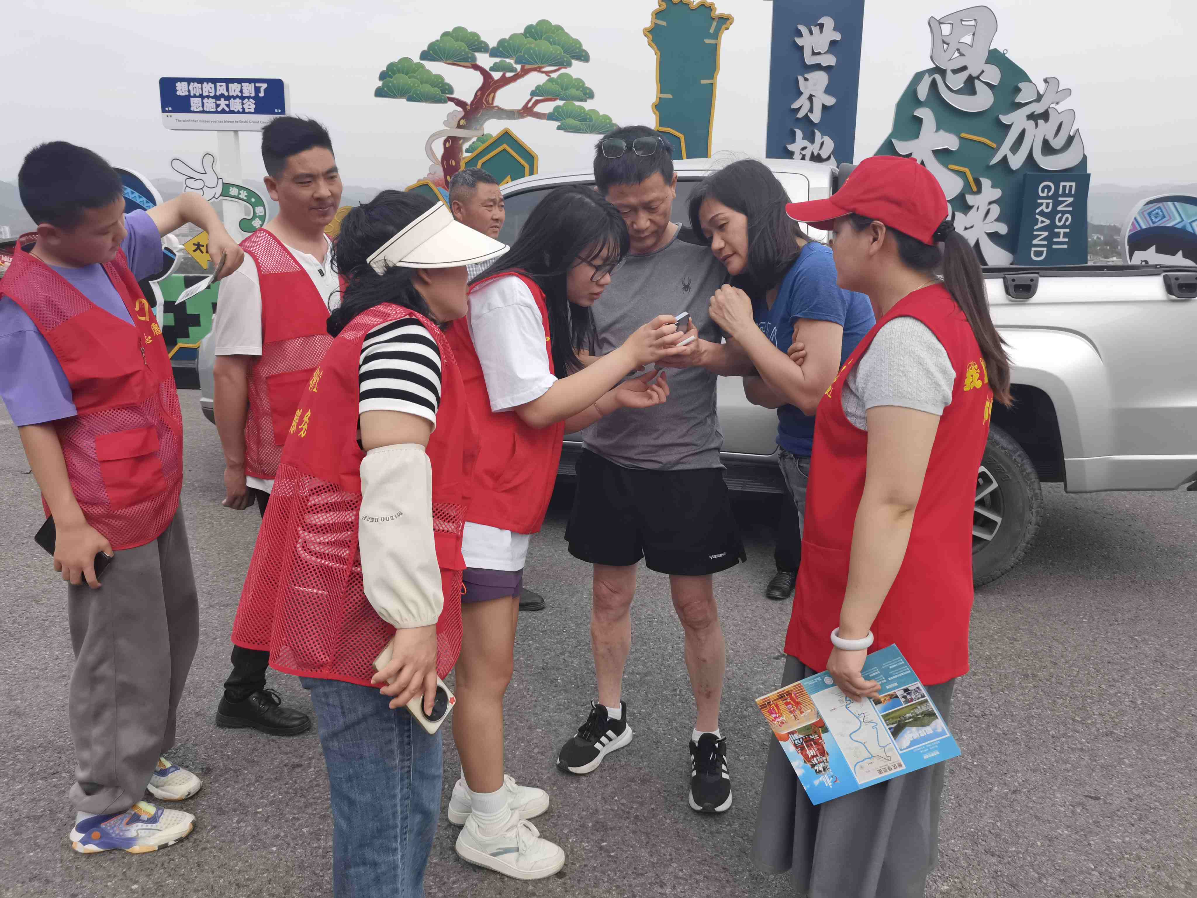 志愿服务者为游客提供线路指引.jpg