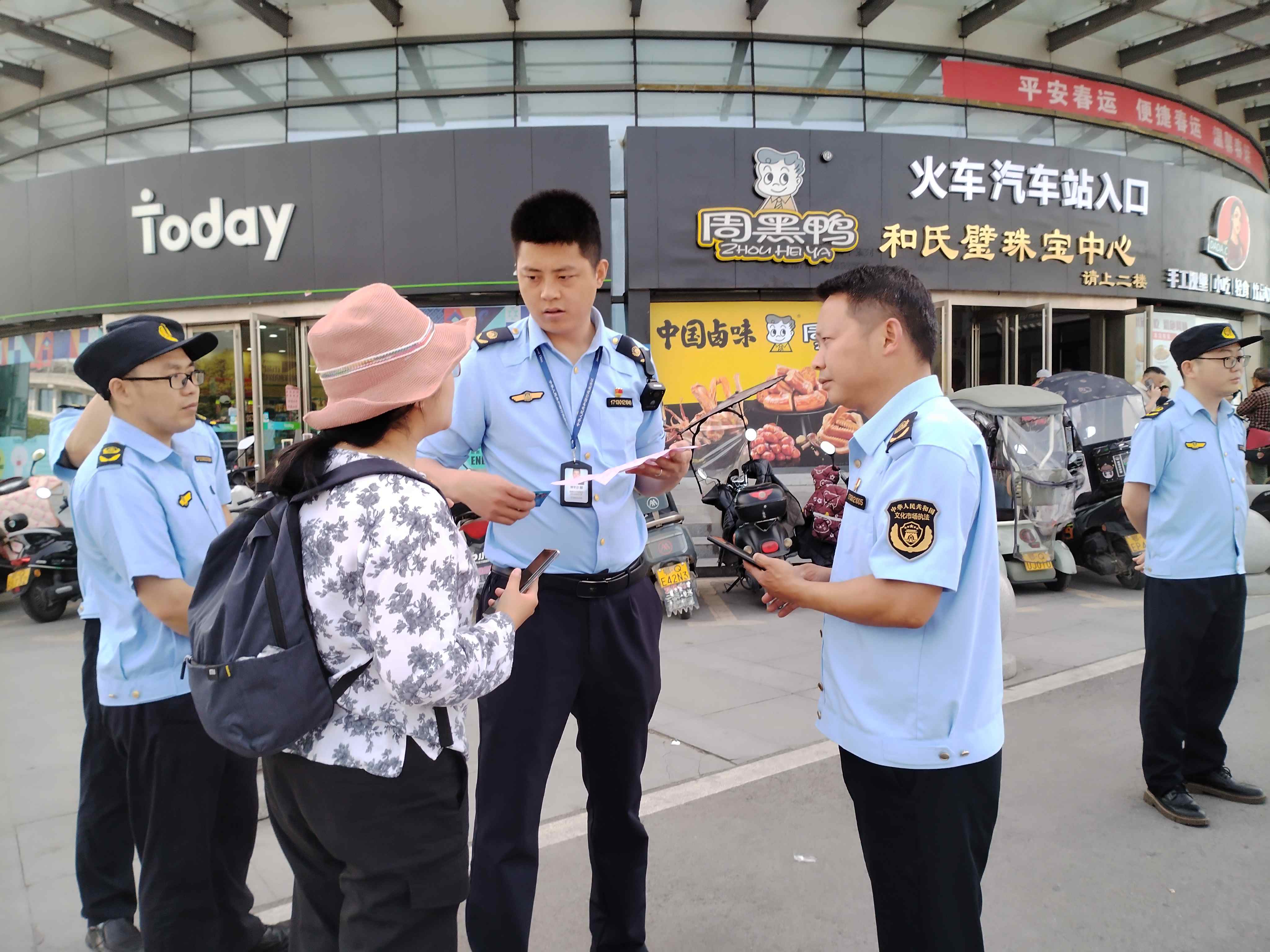 文旅执法人员现场解决游客诉求.jpg