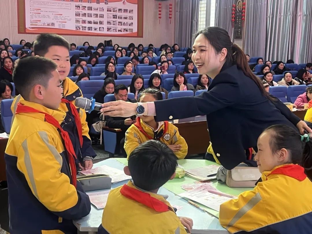 华中师范大学附属小学蔡佳老师送教名师工室.jpg