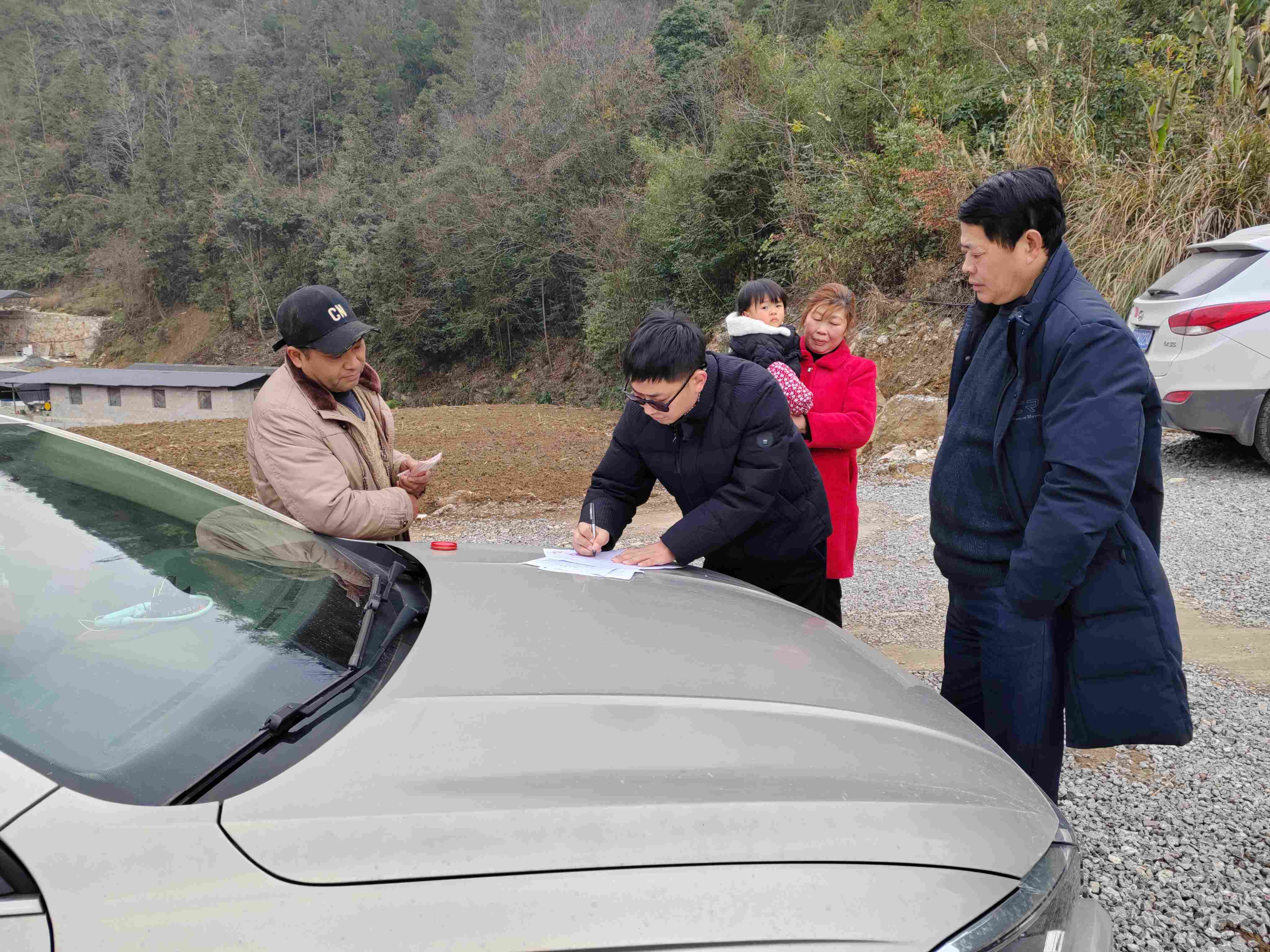 王家村综治专干张配建处理村民土地纠纷一事，现场签定和解协议。.jpg
