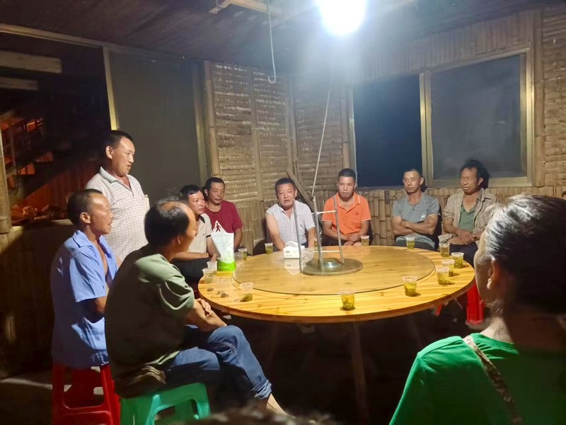 召开群众会商量路灯安装事宜.jpg