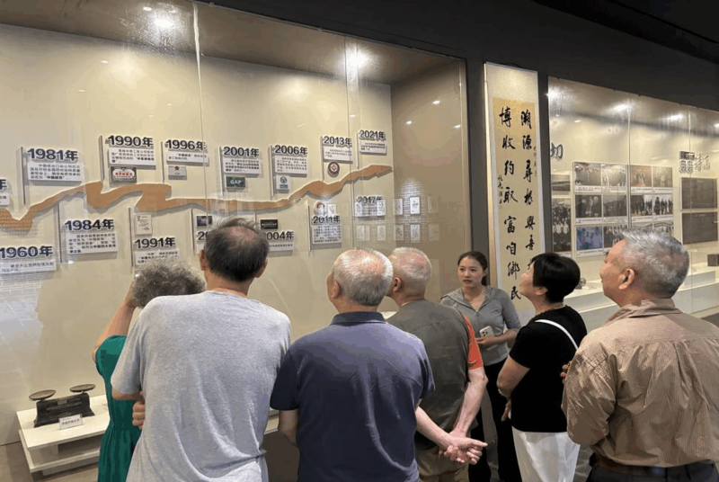 板游客在中国板党博物馆听讲解.png