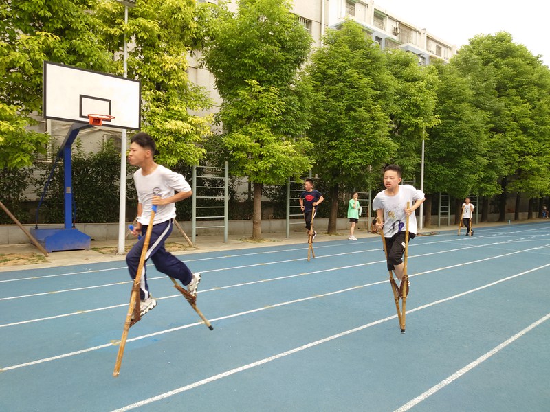 小渡船中学学生进行高脚竞速训练.jpg