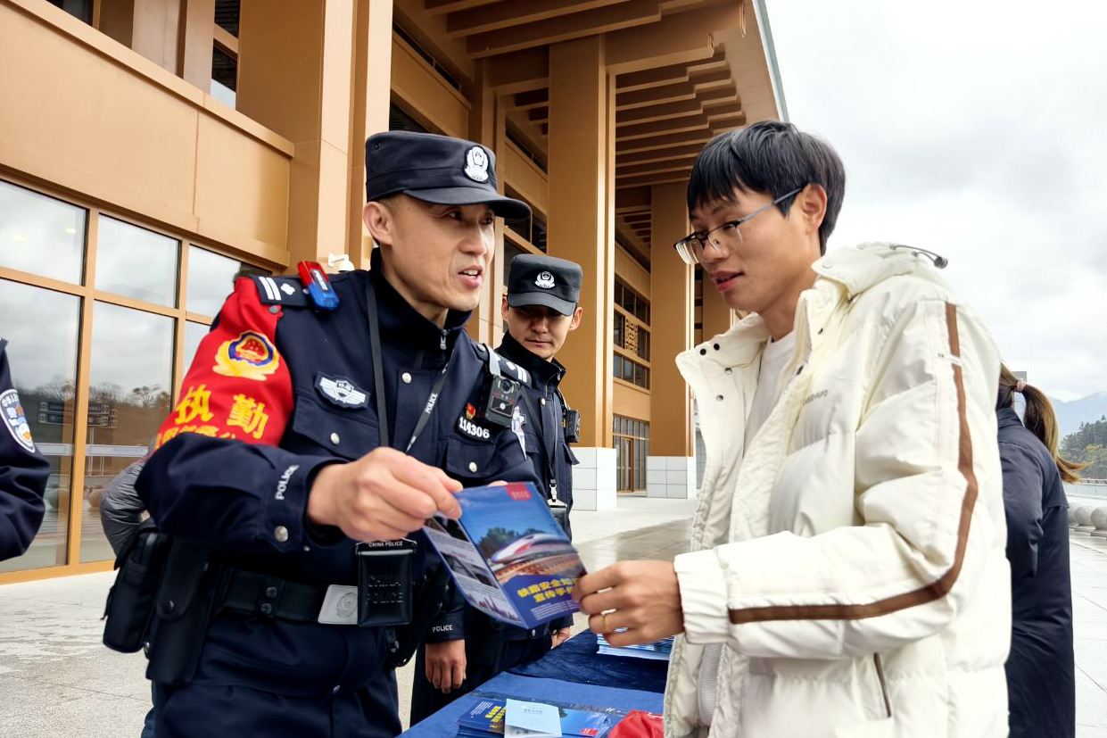 19.一线民警开展法律宣传【吴海摄】.jpg