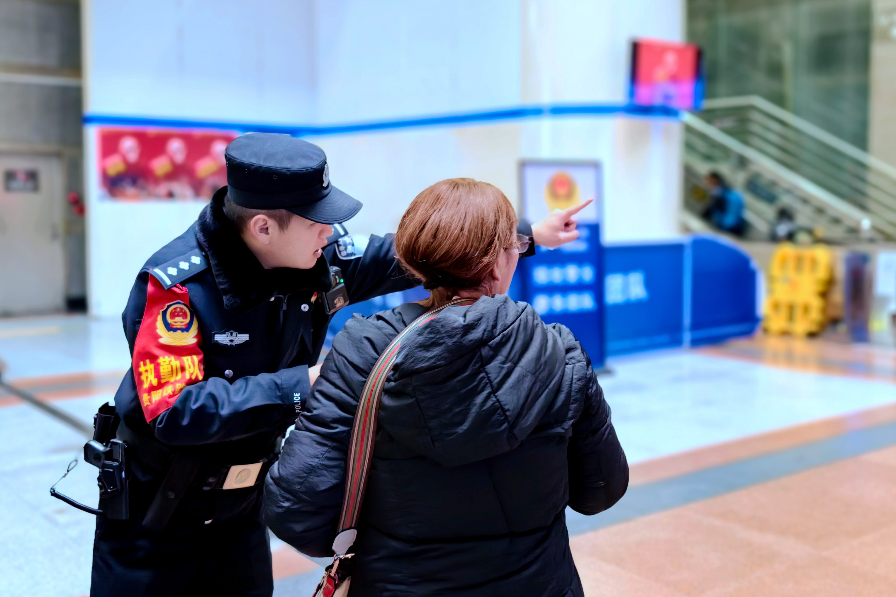 20.一线民警为旅客指引道路【贵公宣】.jpg