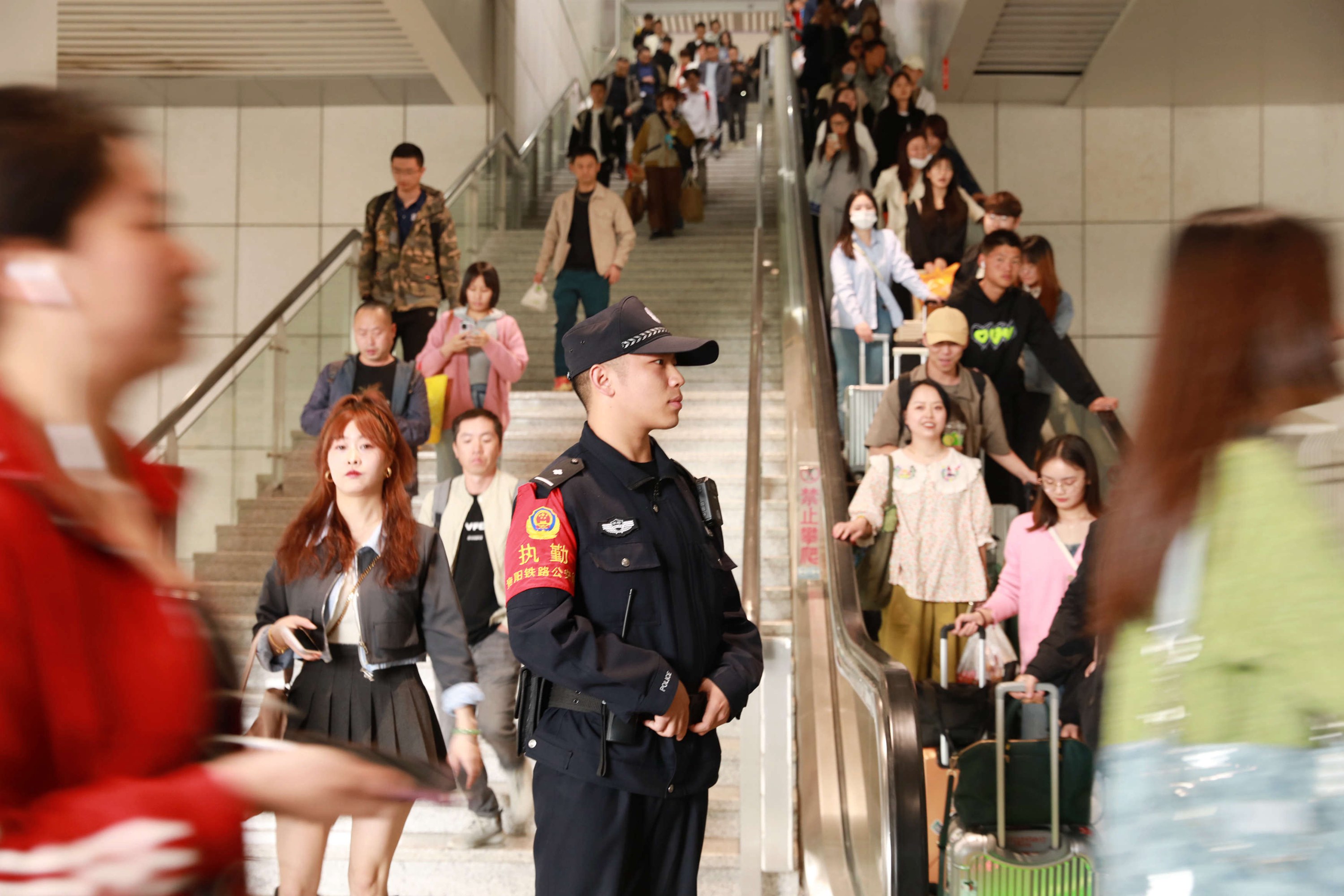 （1）民警强化车站人流密集区域巡逻防控.JPG