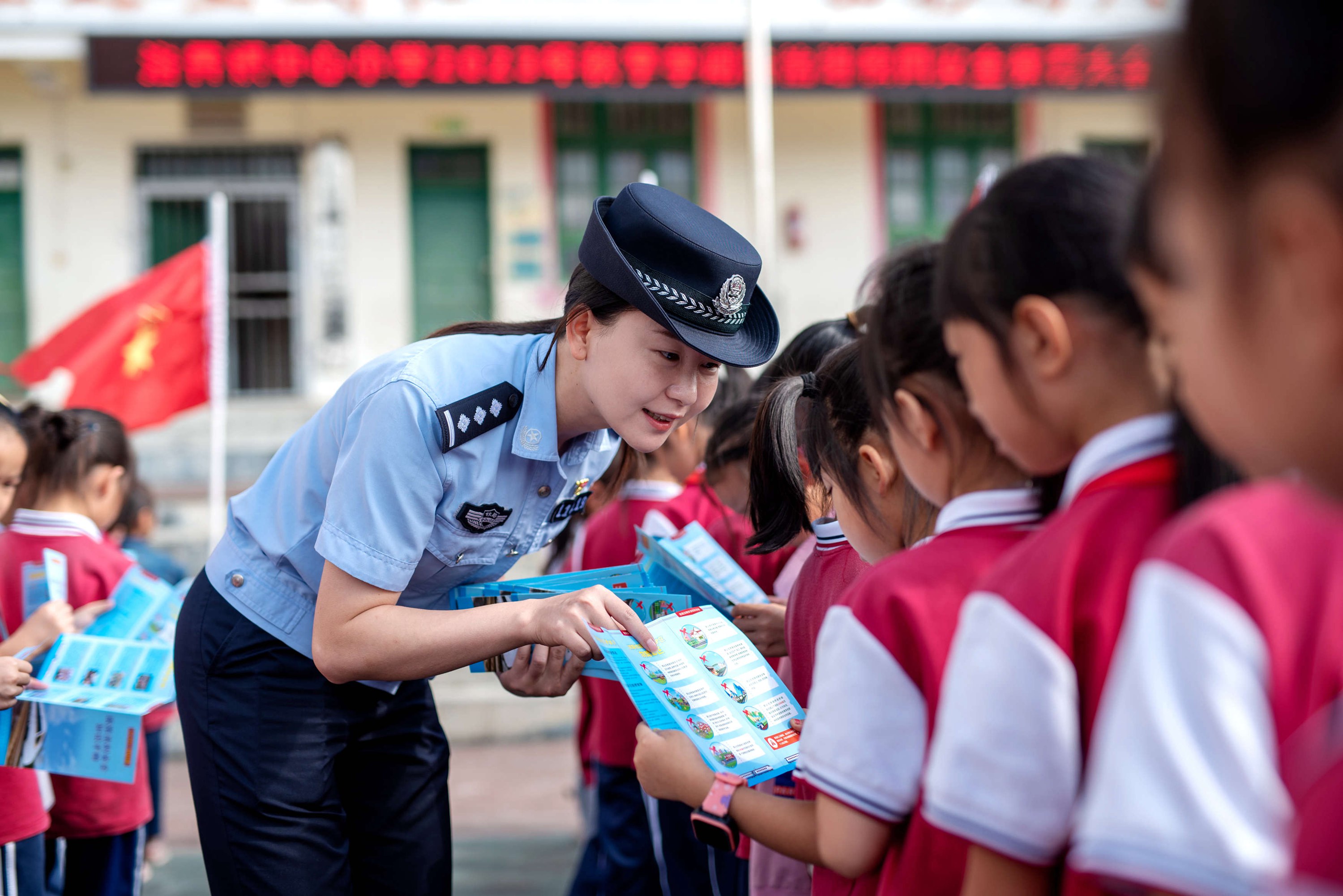 （4）民警开展“送法制送安全进校园”活动.jpg
