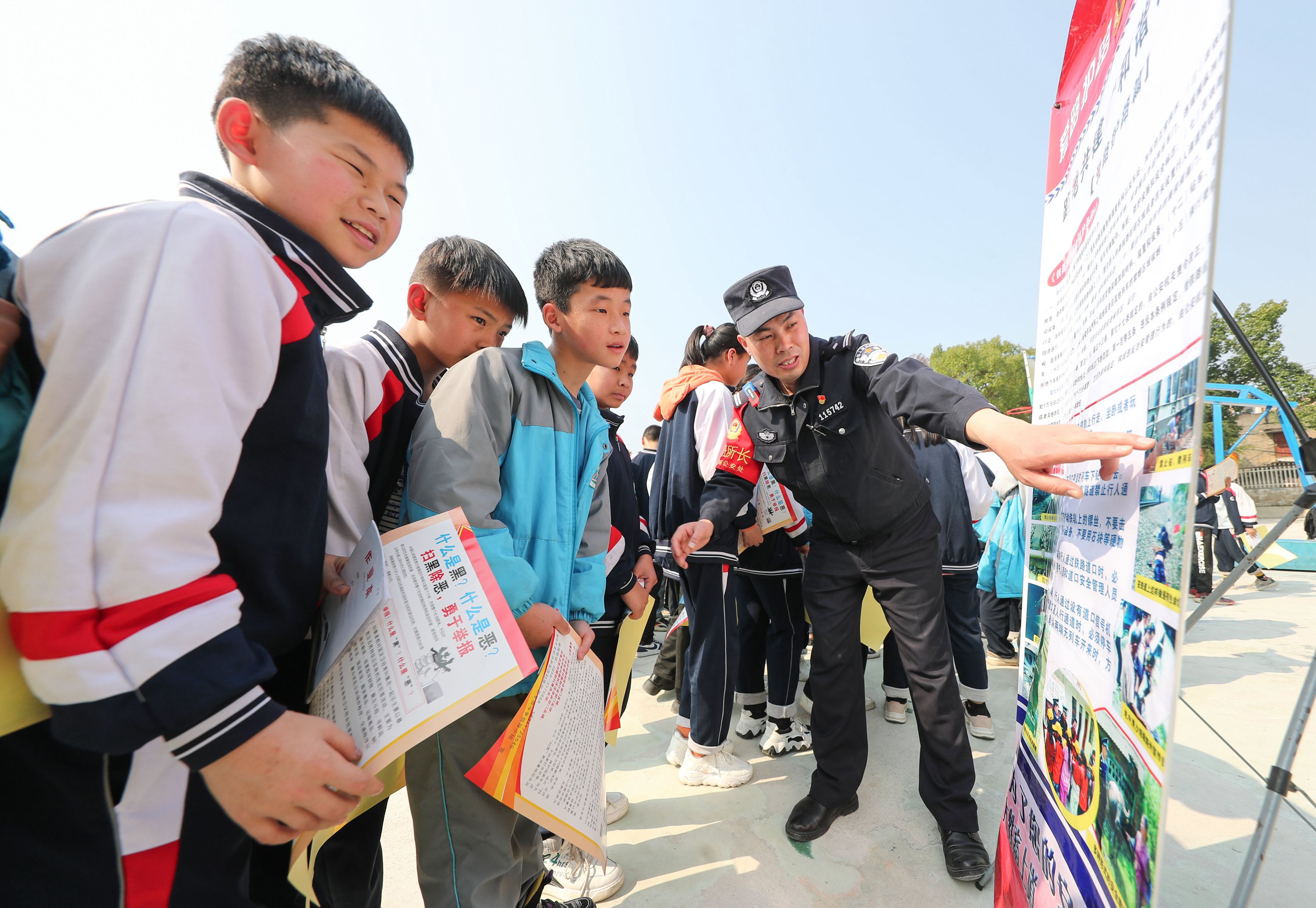 （3）民警走进学校为孩子们讲解法律安全知识.JPG