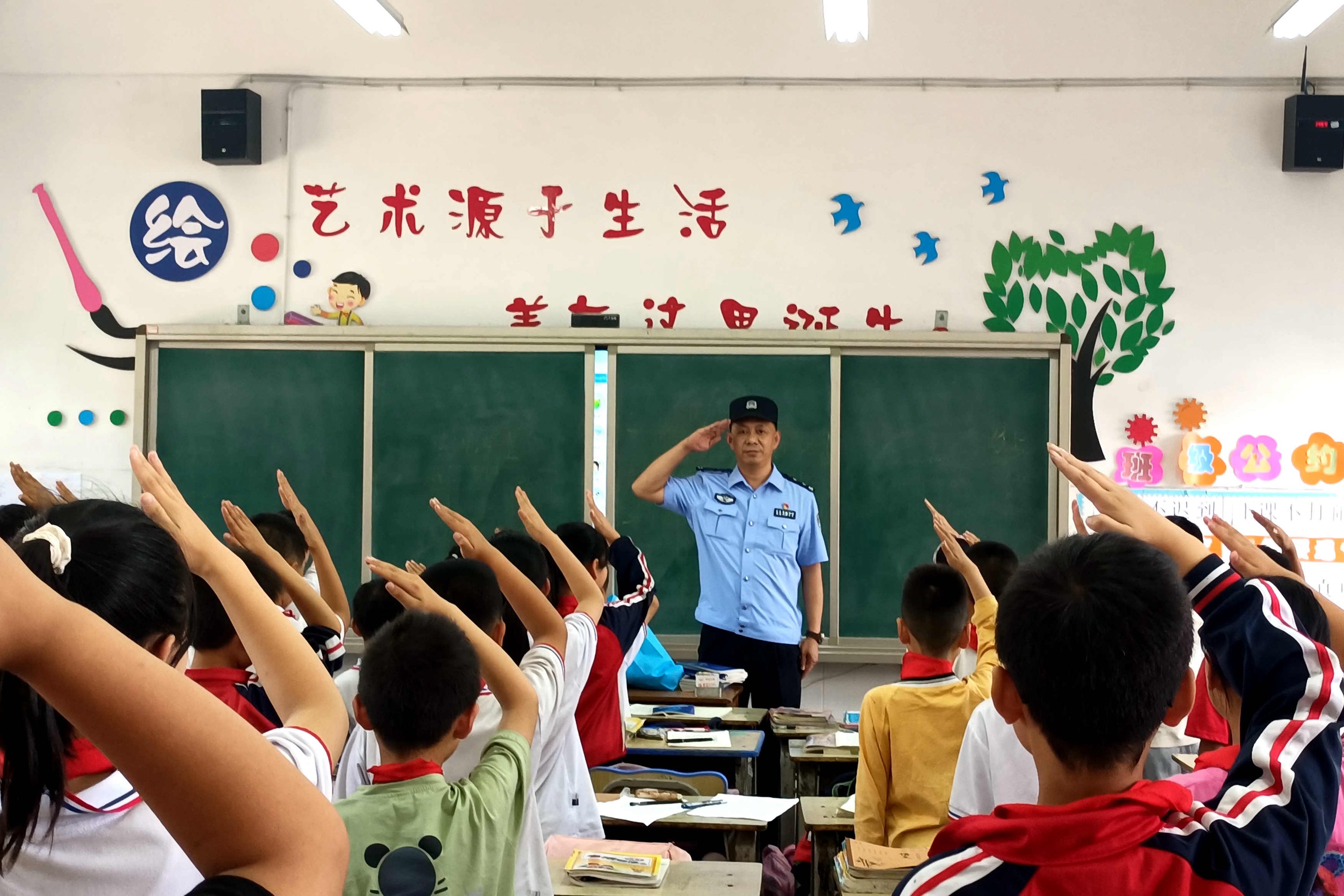（5）民警积极兼任沿线小学法治安全副校长.jpg