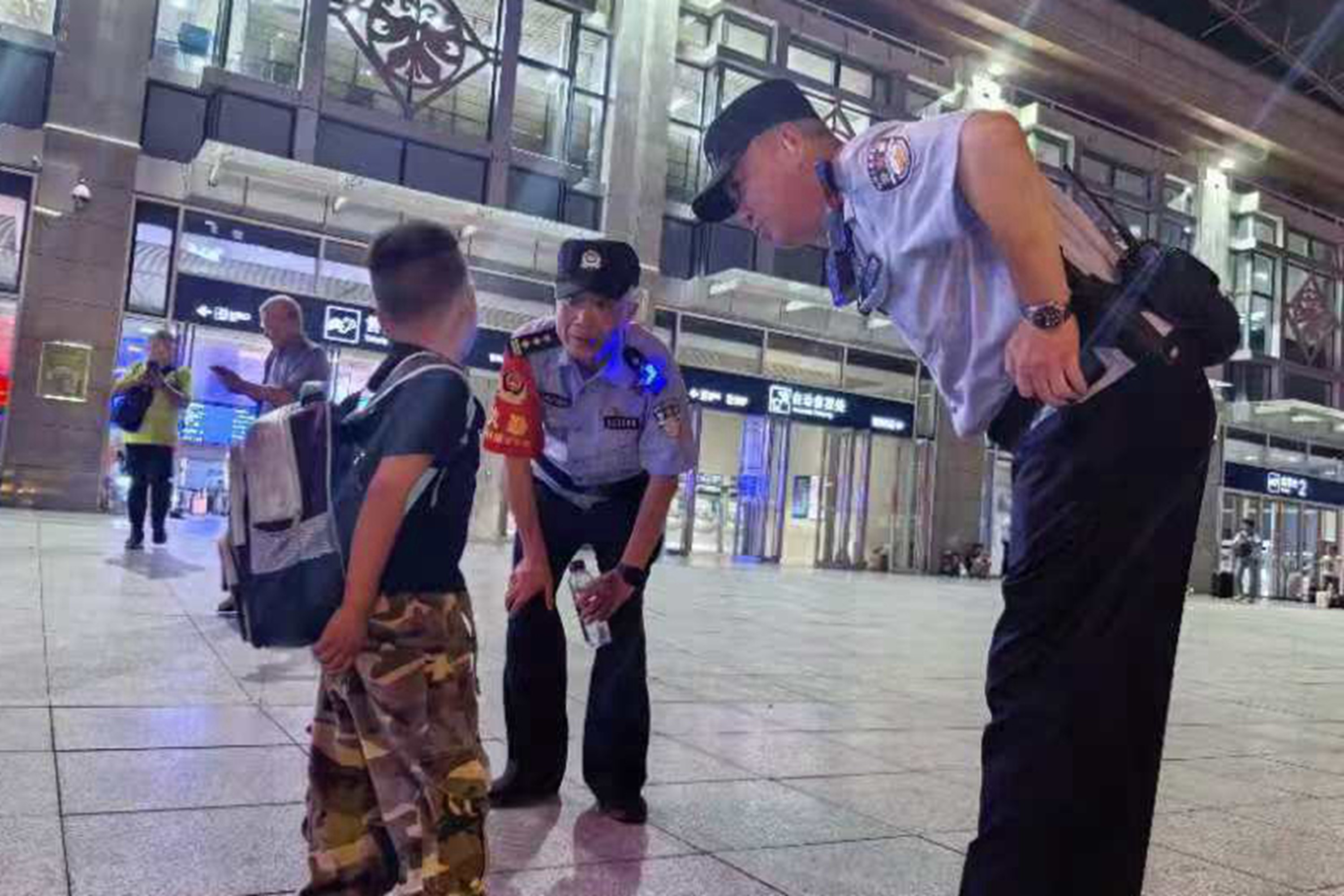 （6）执勤民警帮助走失儿童找到家人.jpg