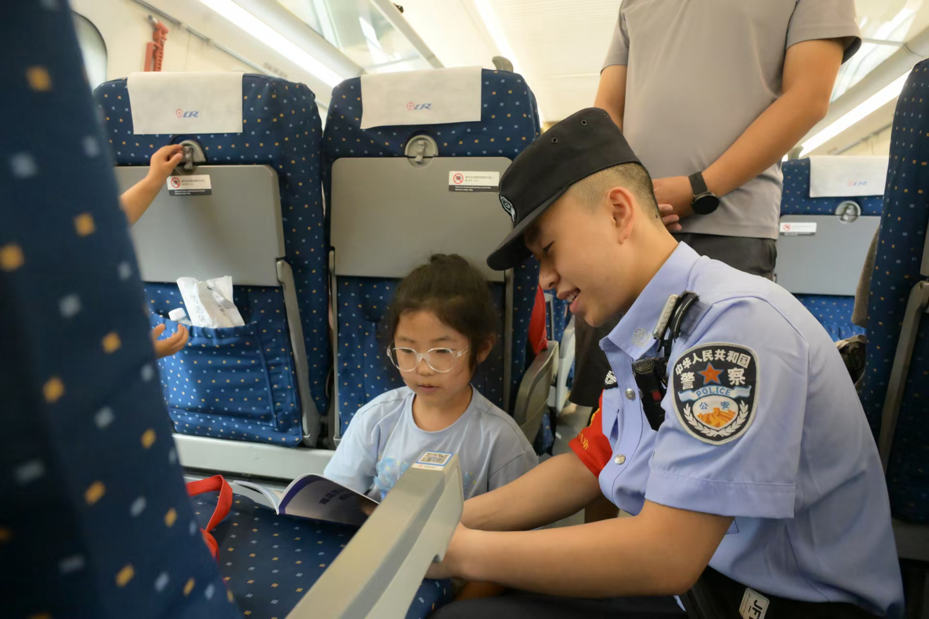 （7）乘警向小旅客宣传旅途安全知识.jpg
