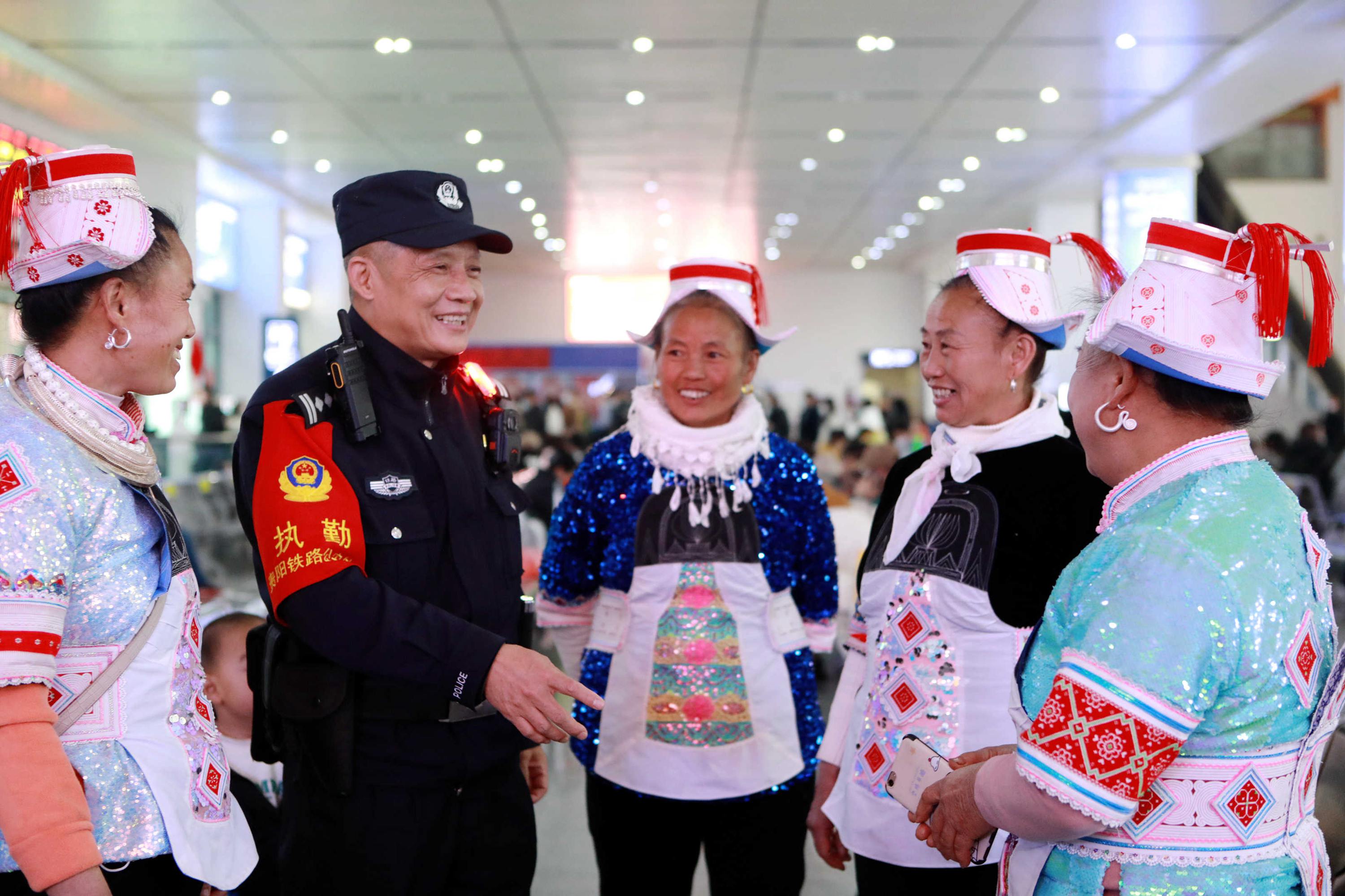 （8）执勤民警为家乡外出群众答疑解惑.JPG