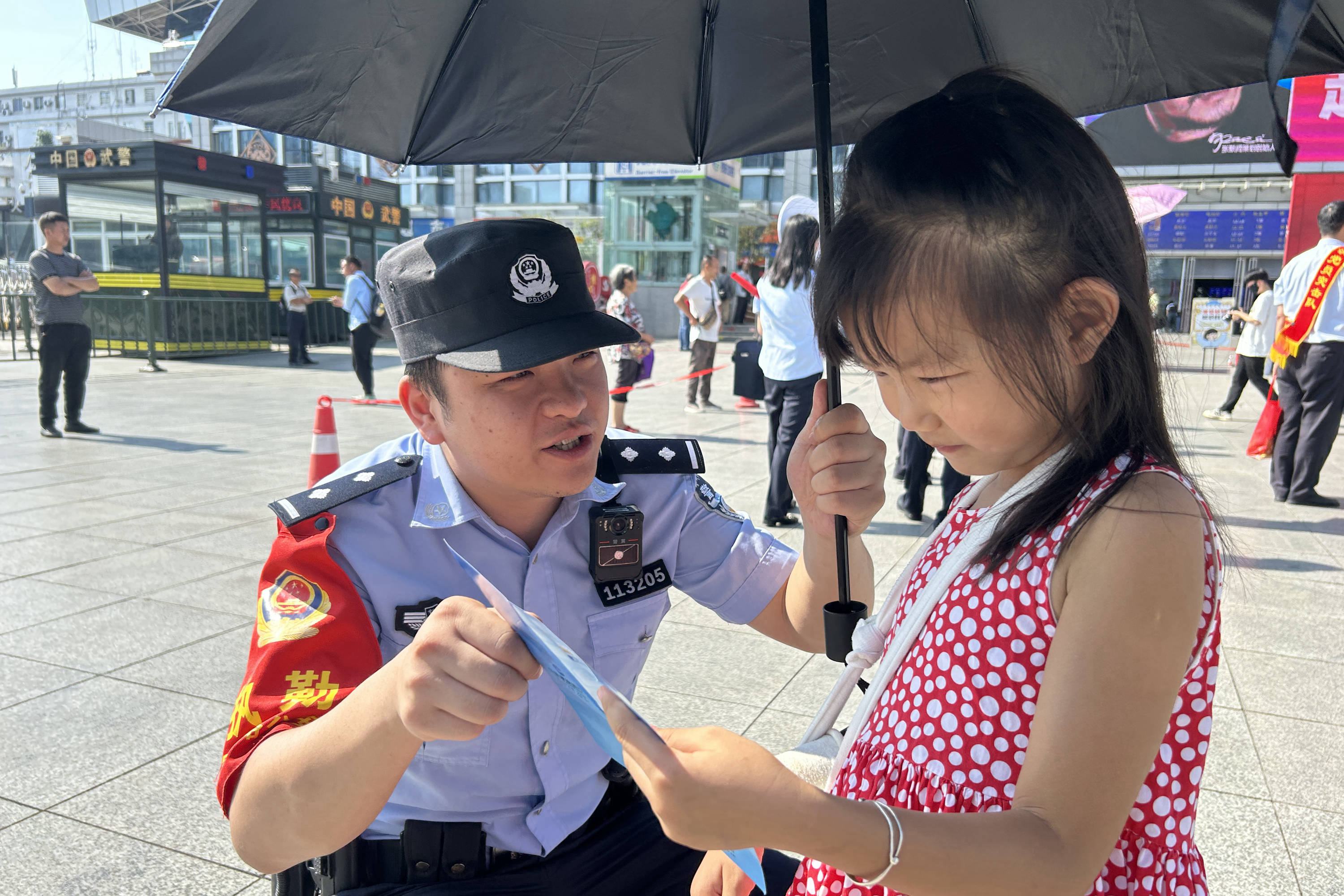 （9）民警对小朋友开展自我保护安全宣传.jpg