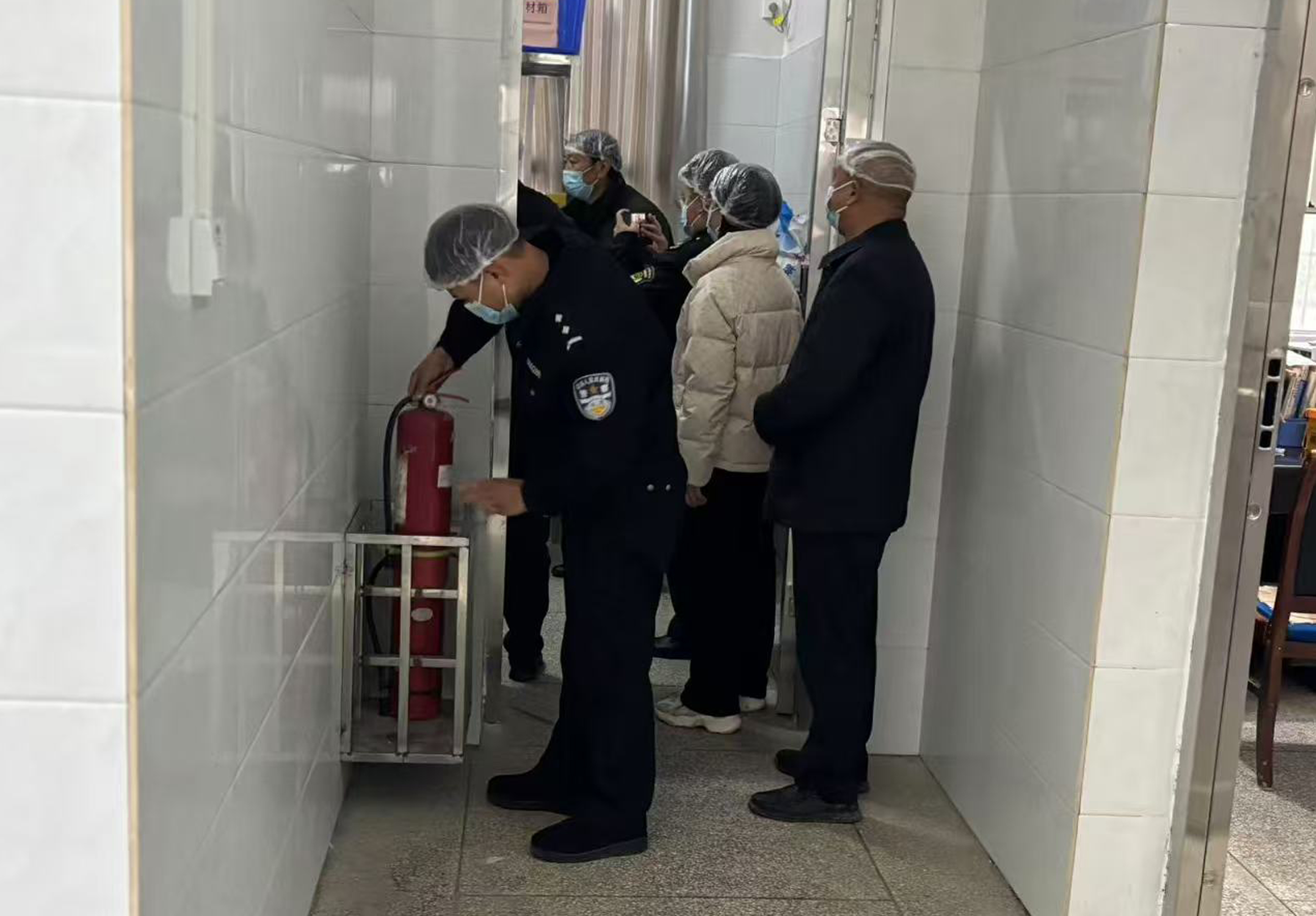 图2：民警检查“九小场所”消防设施.jpg