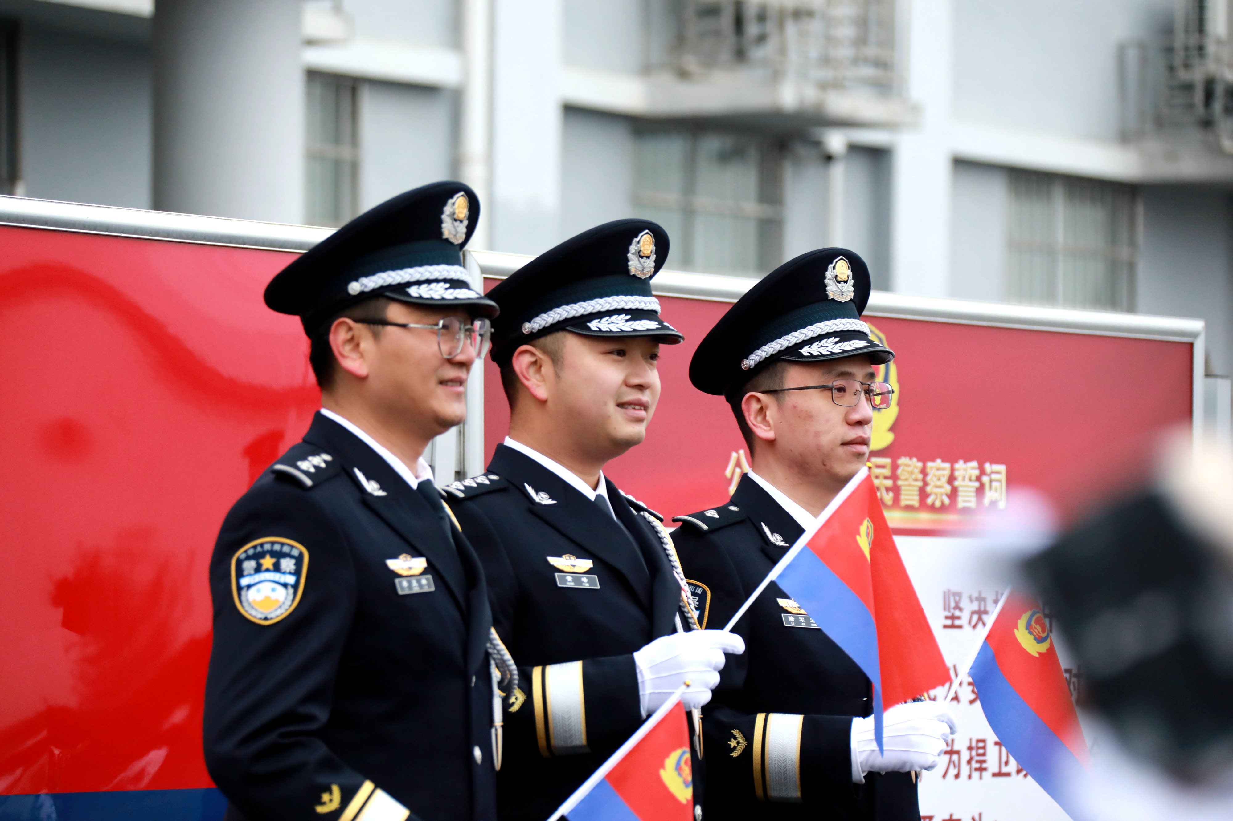 5.干部民警现场合影留念【文威摄】.JPG