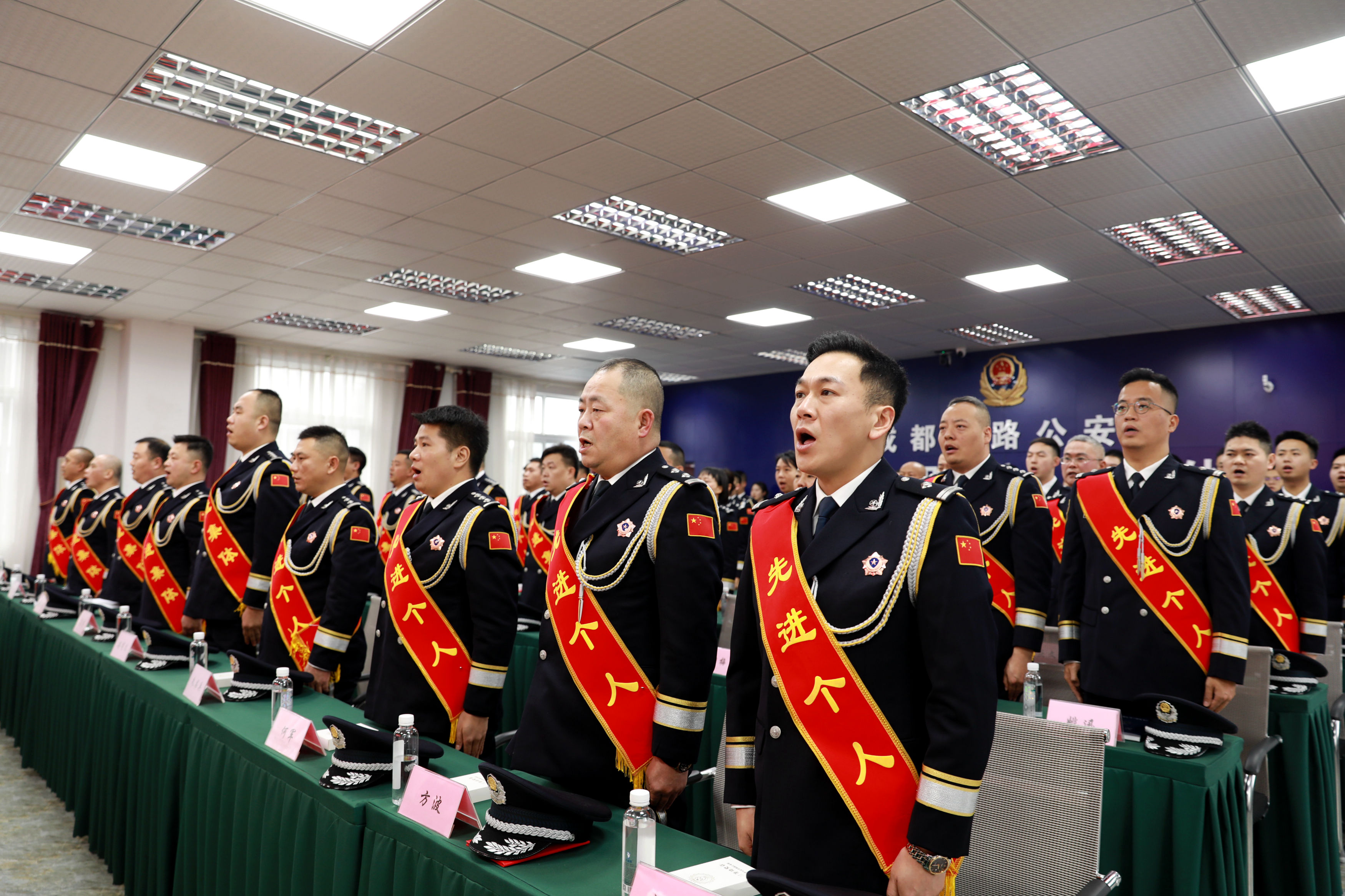 7.受表彰代表齐唱警歌【文威摄】.JPG