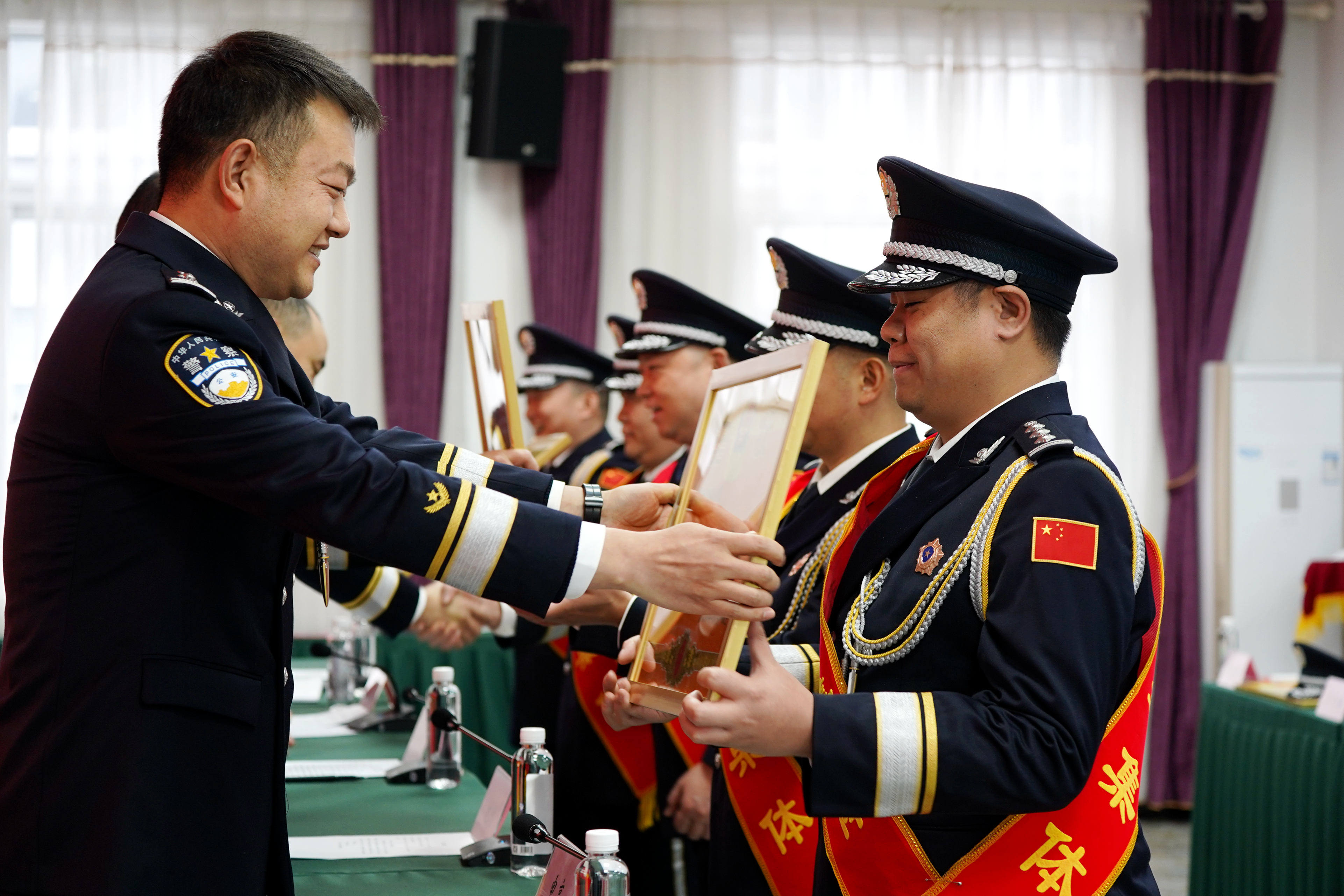 8.为荣获表彰的代表颁奖【袁天航摄】.JPG