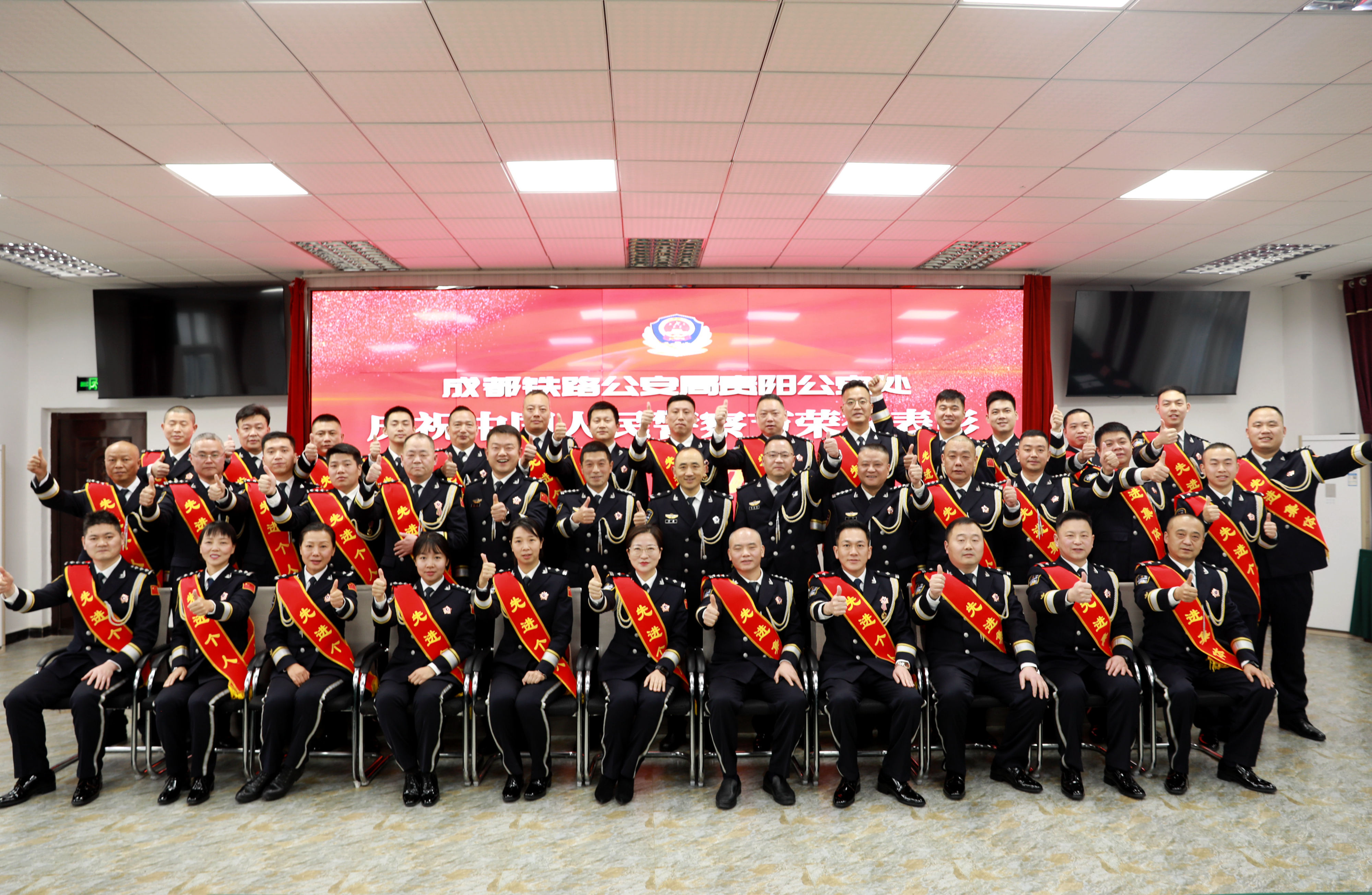 9.受表彰代表合影【文威摄】.JPG