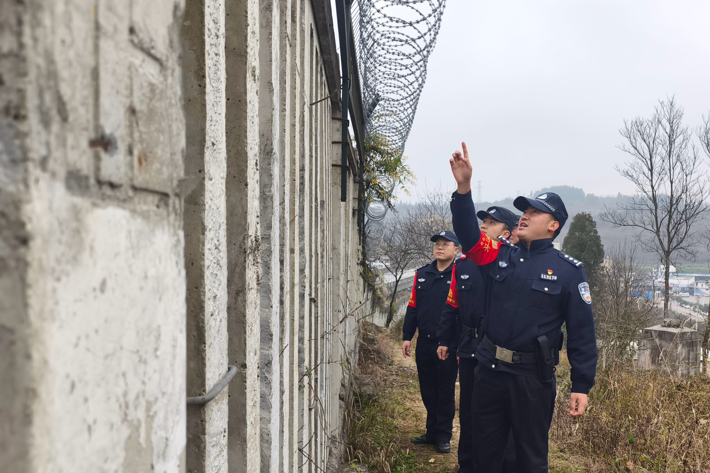8 民警开展线路安全隐患排查整治.jpg
