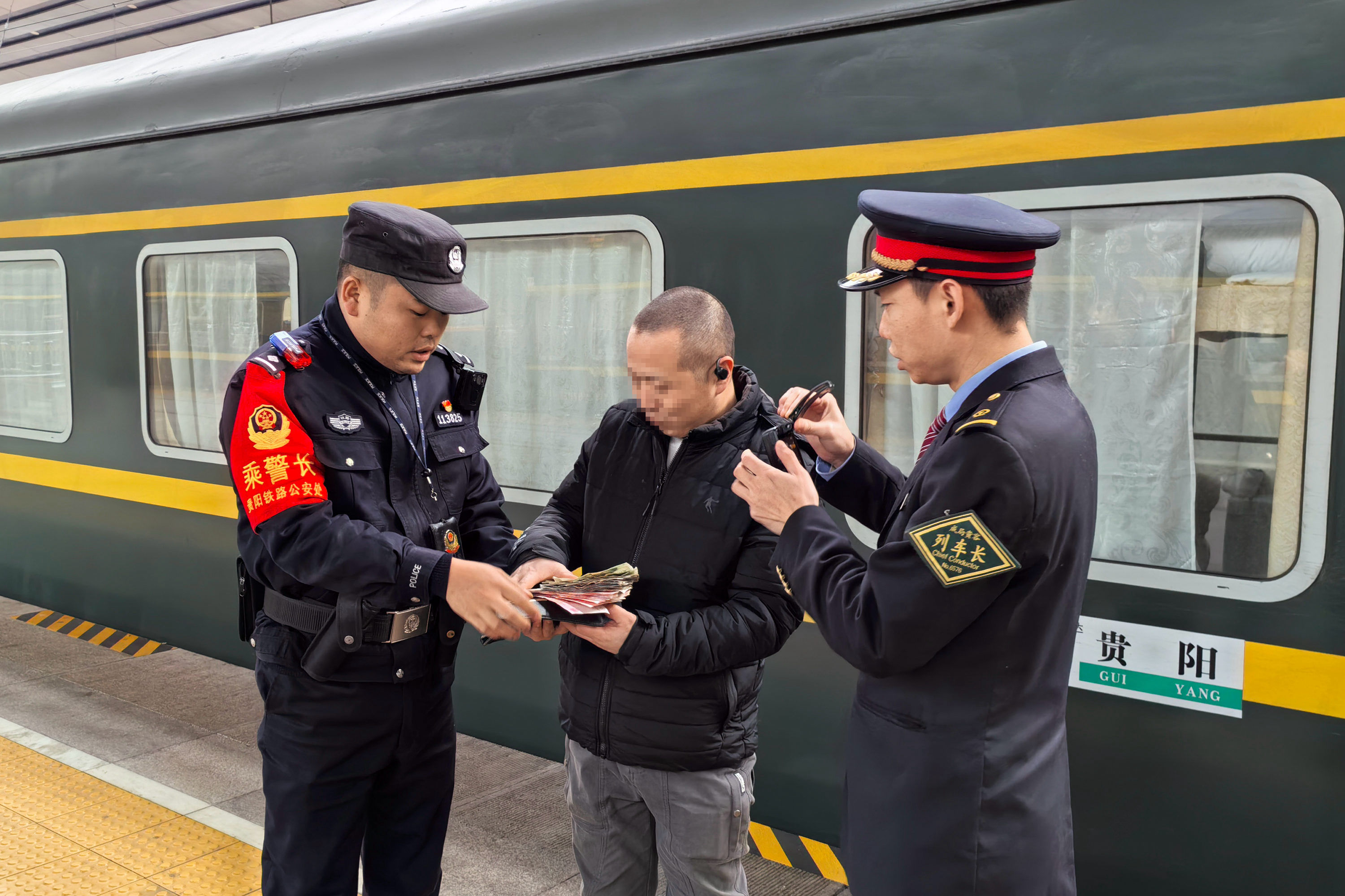 6 乘警及时帮助旅客找回遗失财物.jpg