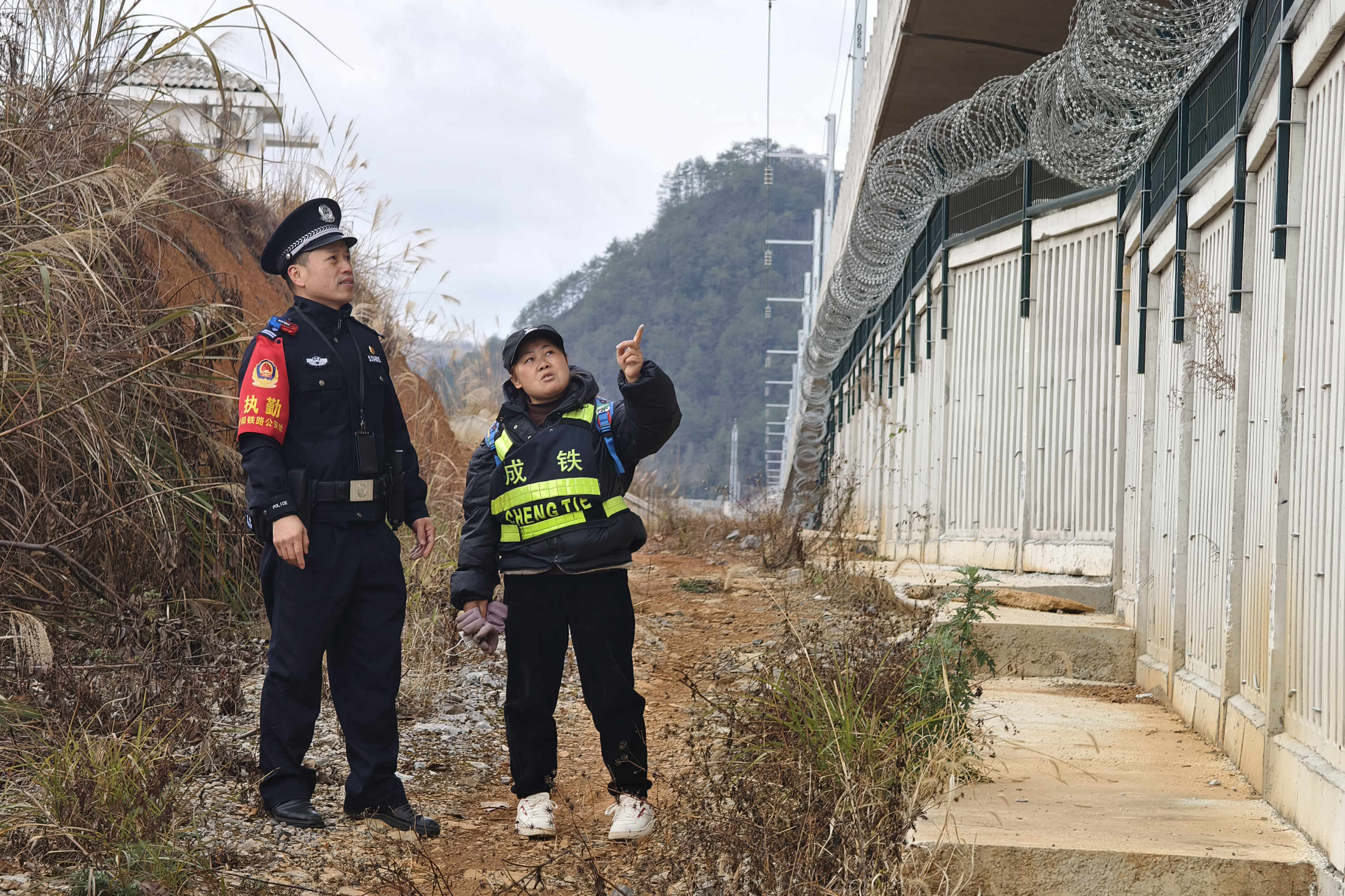 7 民警强化线路巡逻防控确保列车运行安全.jpg