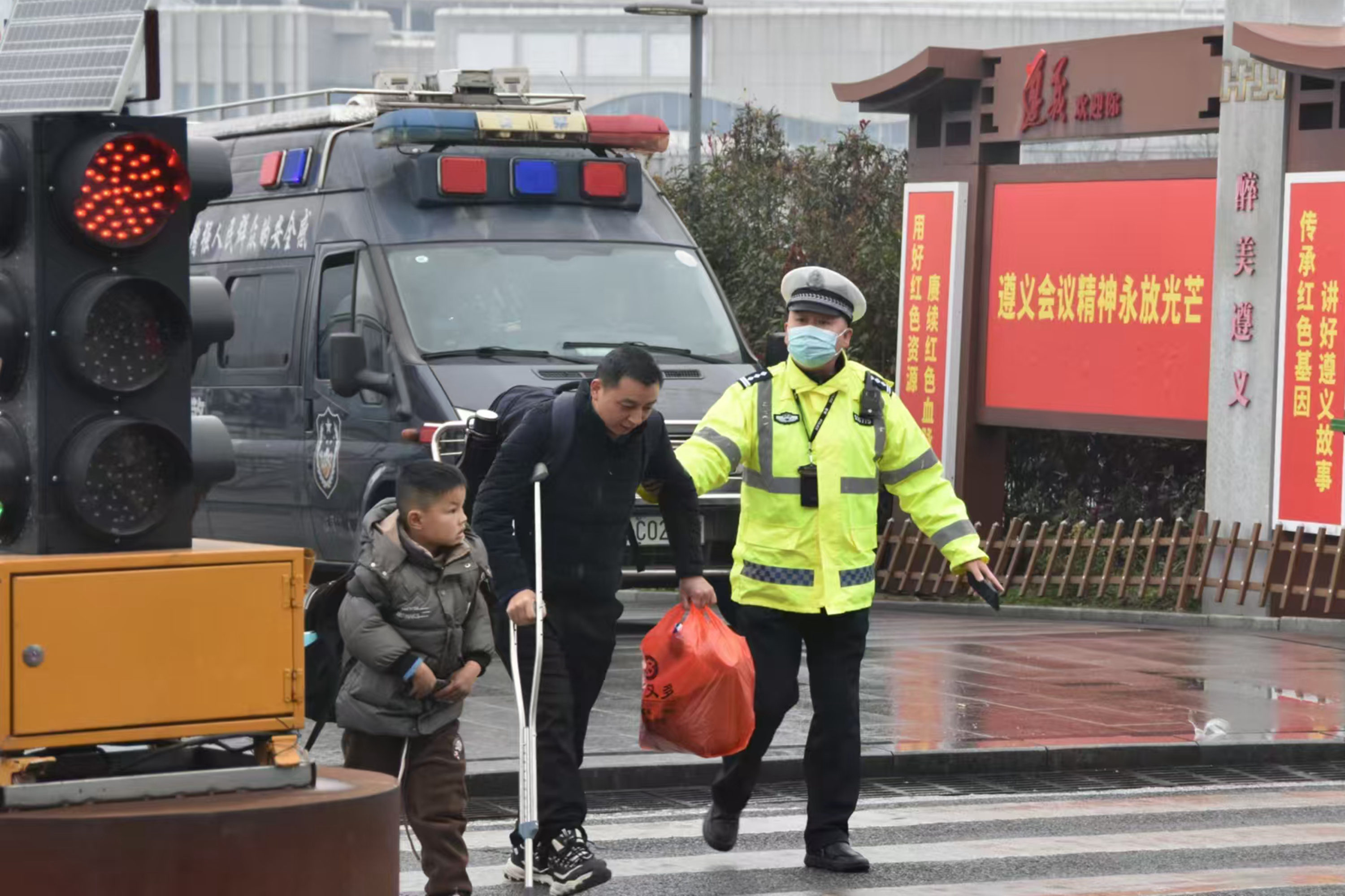 5 遵义站派出所执勤交警护送行动不便旅客。.jpg