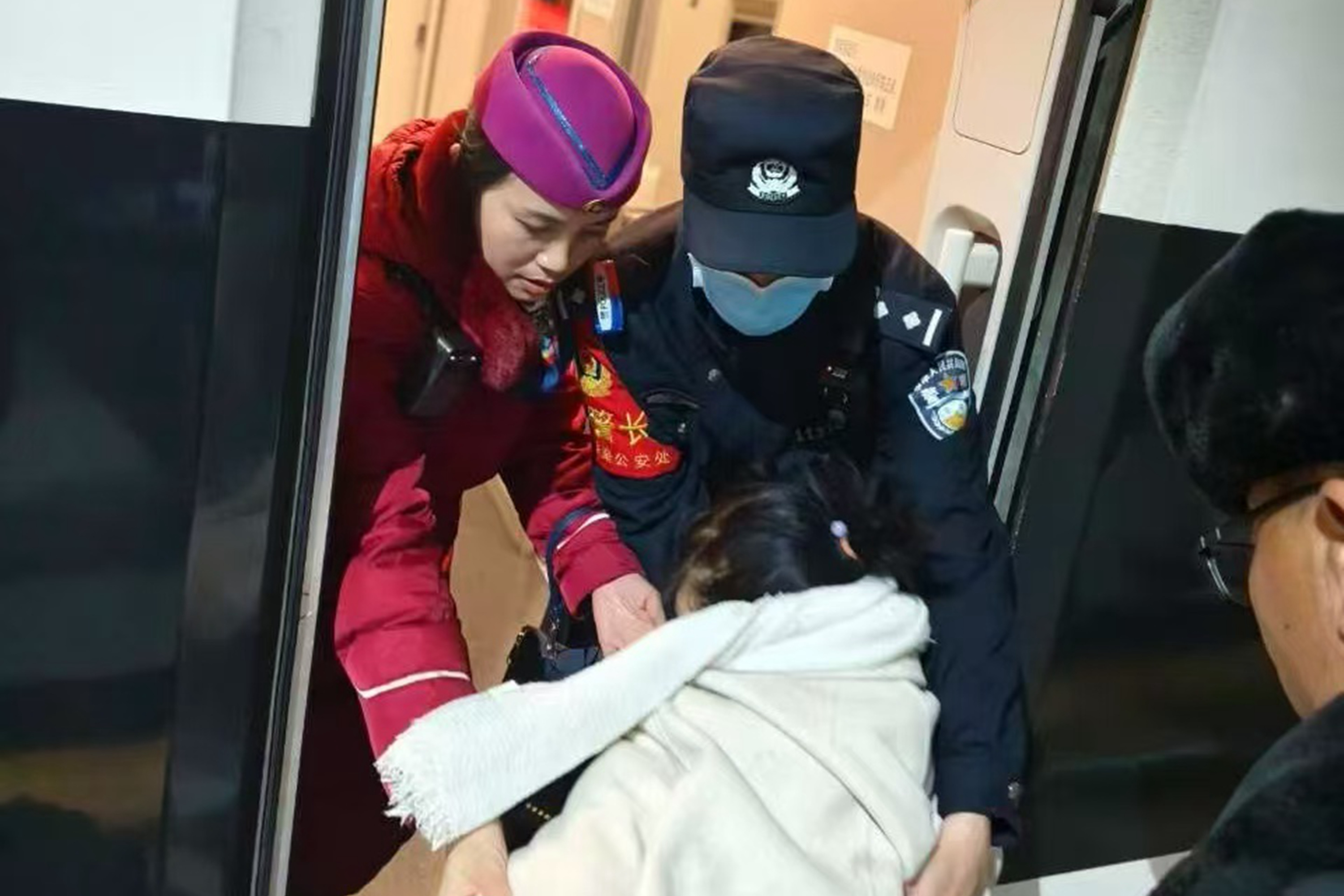 3 贵阳乘警支队民警帮助行动不便旅客顺利乘降。.jpg