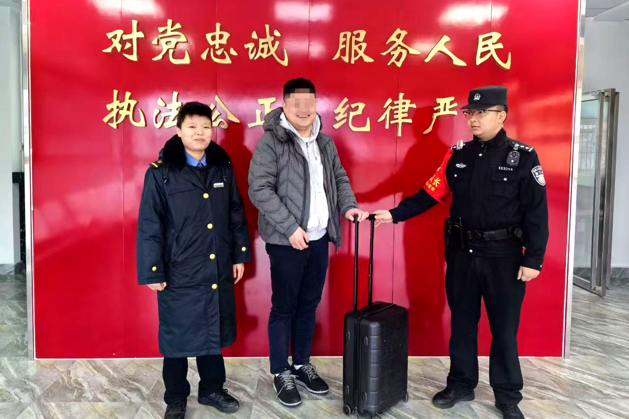 （2）旅客在接到遗失行李后难掩激动之情。.jpg